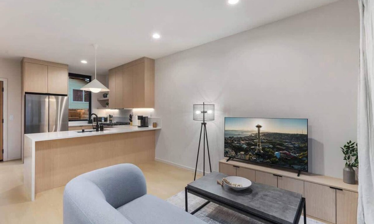 Crown Hill Condo | Modern Seattle Stay Rooftop Views & Ensuite BRs