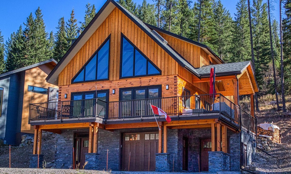 Panorama Ski Chalet | Modern Ski-In/Ski-Out Cabin in Panorama