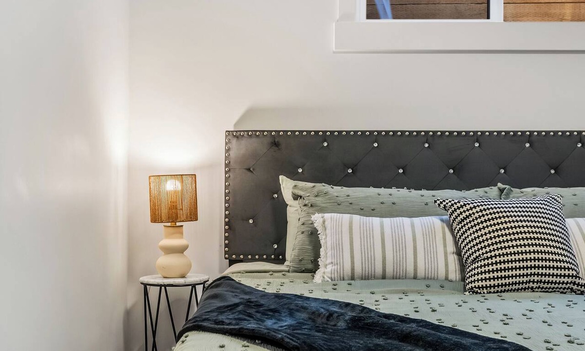 Glenbrook Apartment | Modern, spacious 2BR suite in Calgary, 13 min to downtown, private entrance