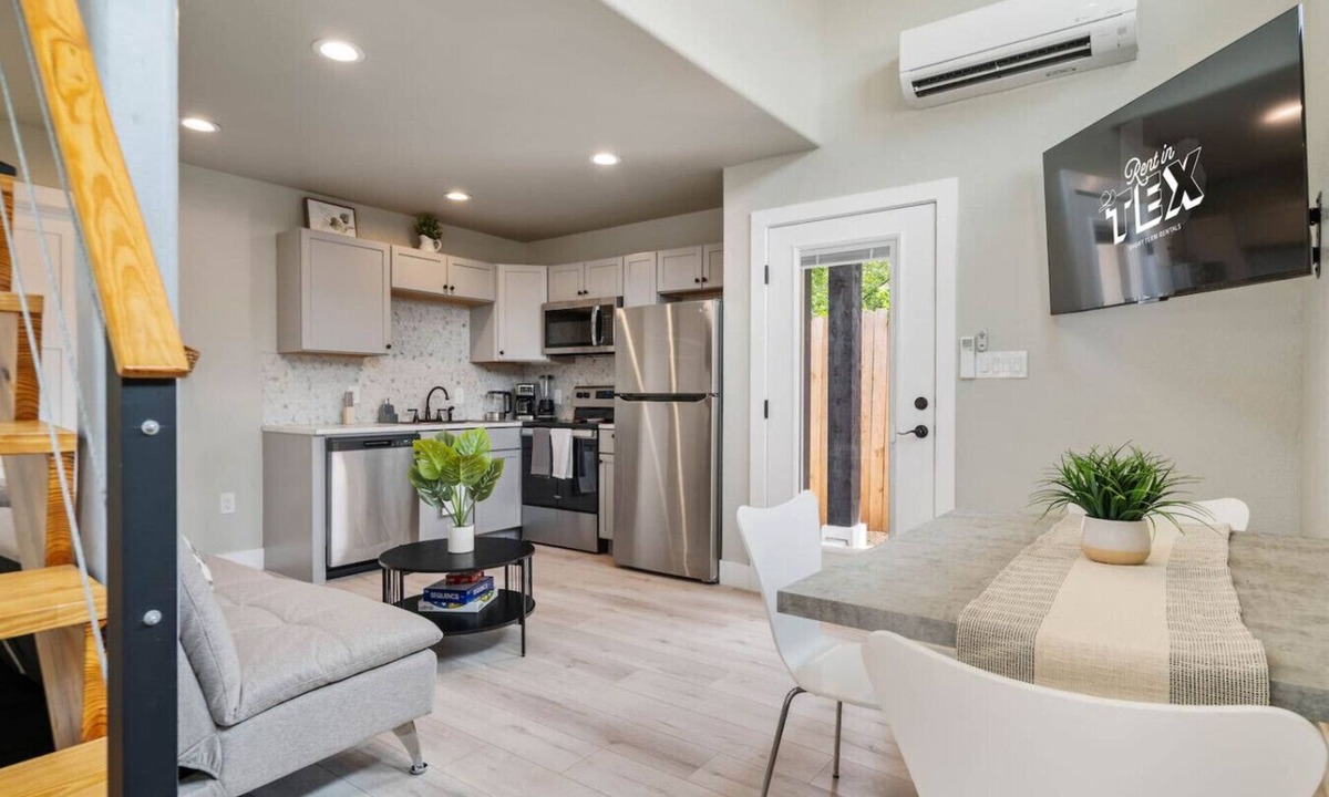 St. Johns House | Modern Studio + Loft & Full Bath | Cozy Stay
