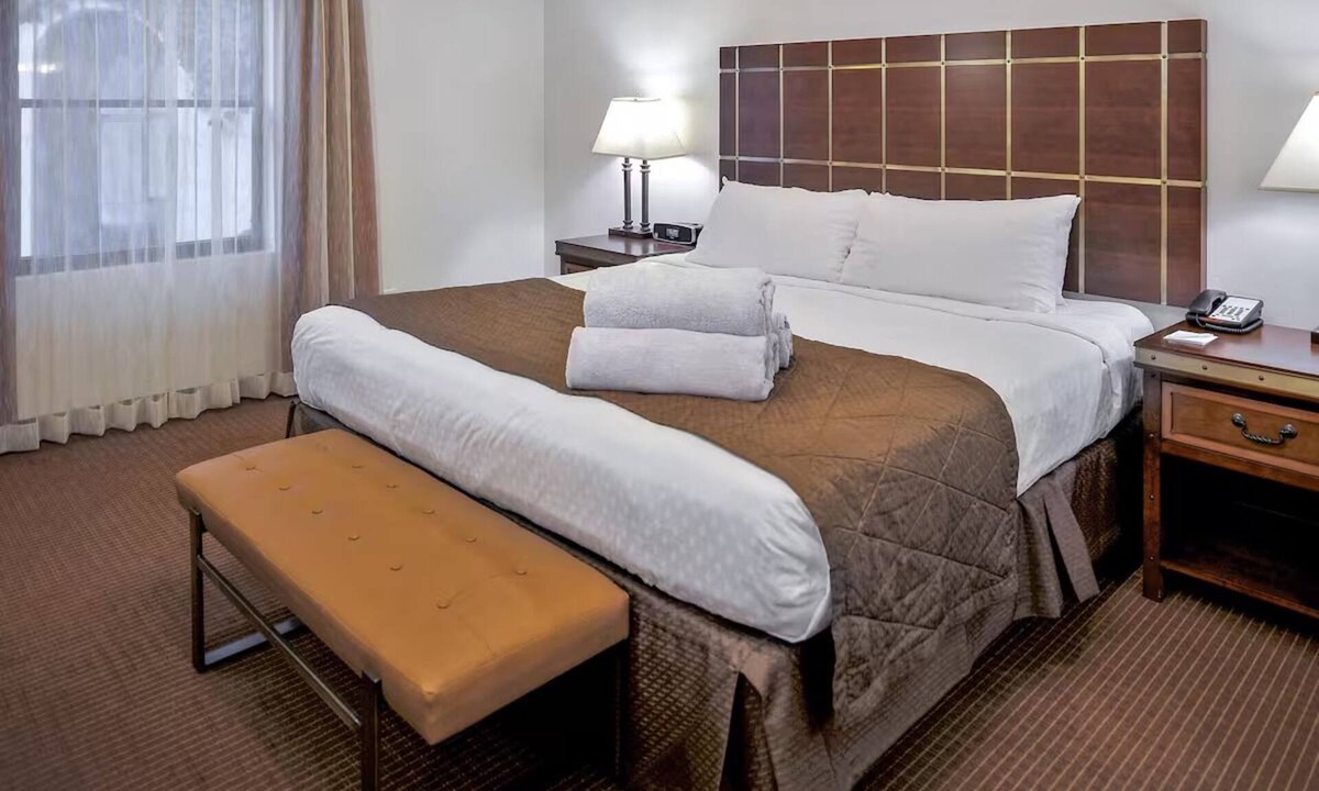 Sedona Resort | Modern Suite Escape w/Balcony, Spa, Full Kitchen & Resort Amenities