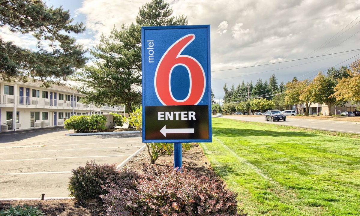 Holly Hotel | Motel 6 Everett, WA - North