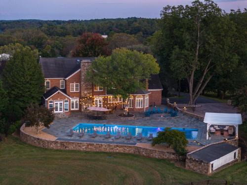 Haywood House | Mountain Mama Ranch - Luxury farmhouse on 200 acres with mountain views, 20mins to Shenandoah, 90mins from DC
