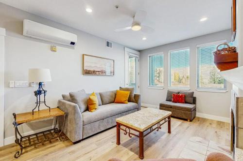 Kimball Junction House | Mountain retreat with fireplace hot tub pool & fitness room