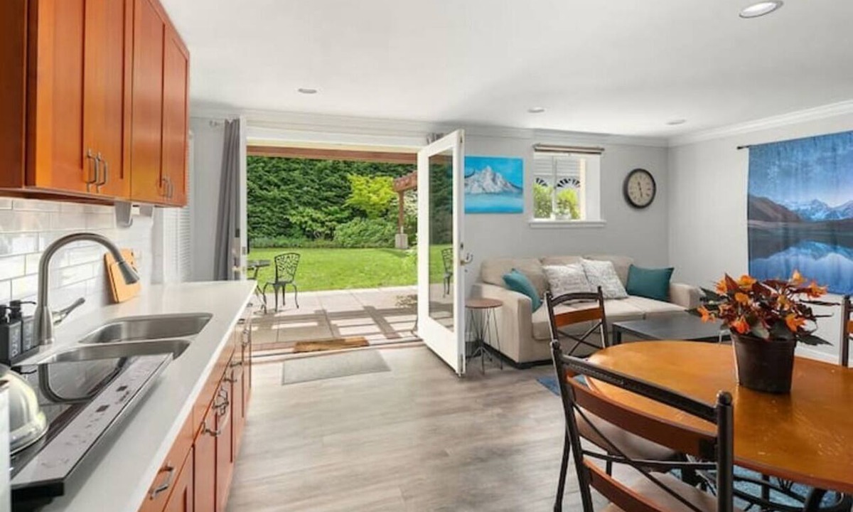 Ravenna Apartment | Mountain Themed Suite - Free Parking - Fast WIFI