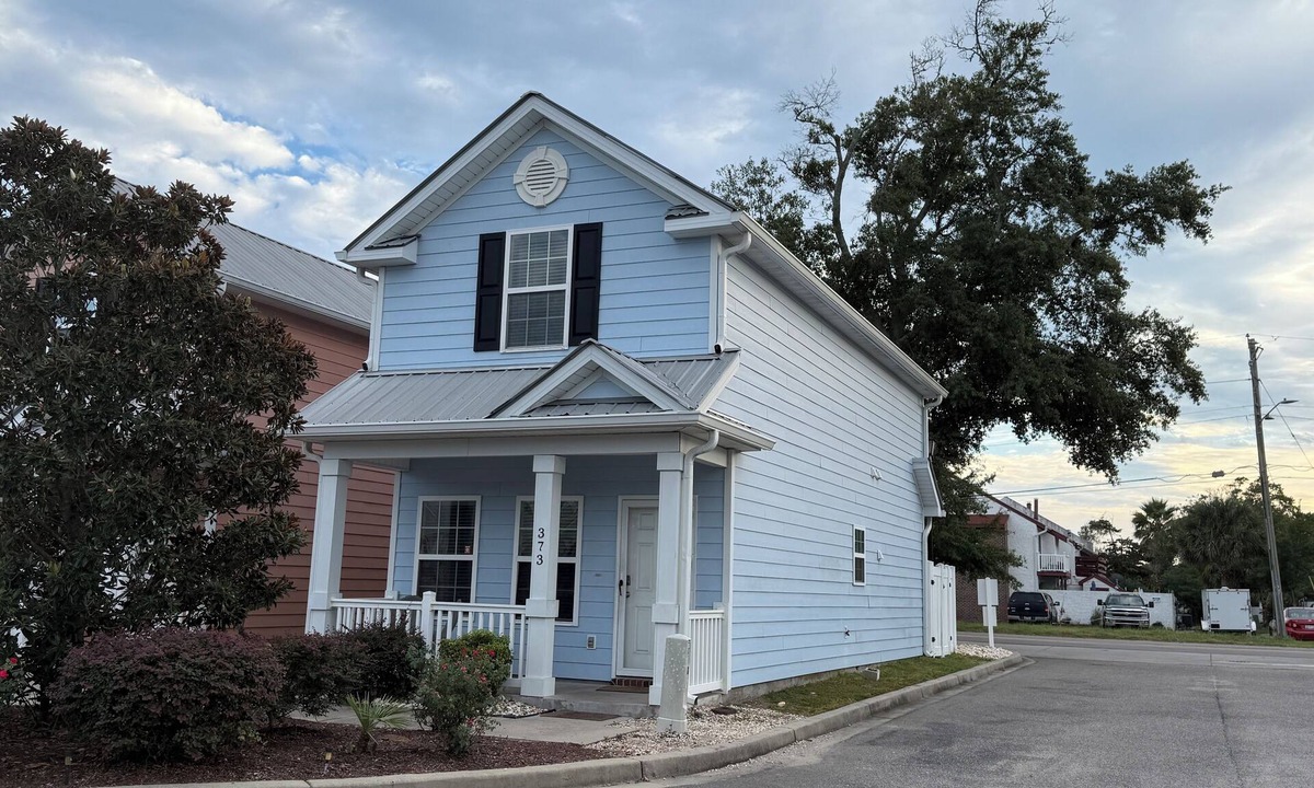 Myrtle Beach Cottage | MRV73, 3-Bedroom Cottage, 2 blocks To The Beach! Free WIFI, Free Parking
