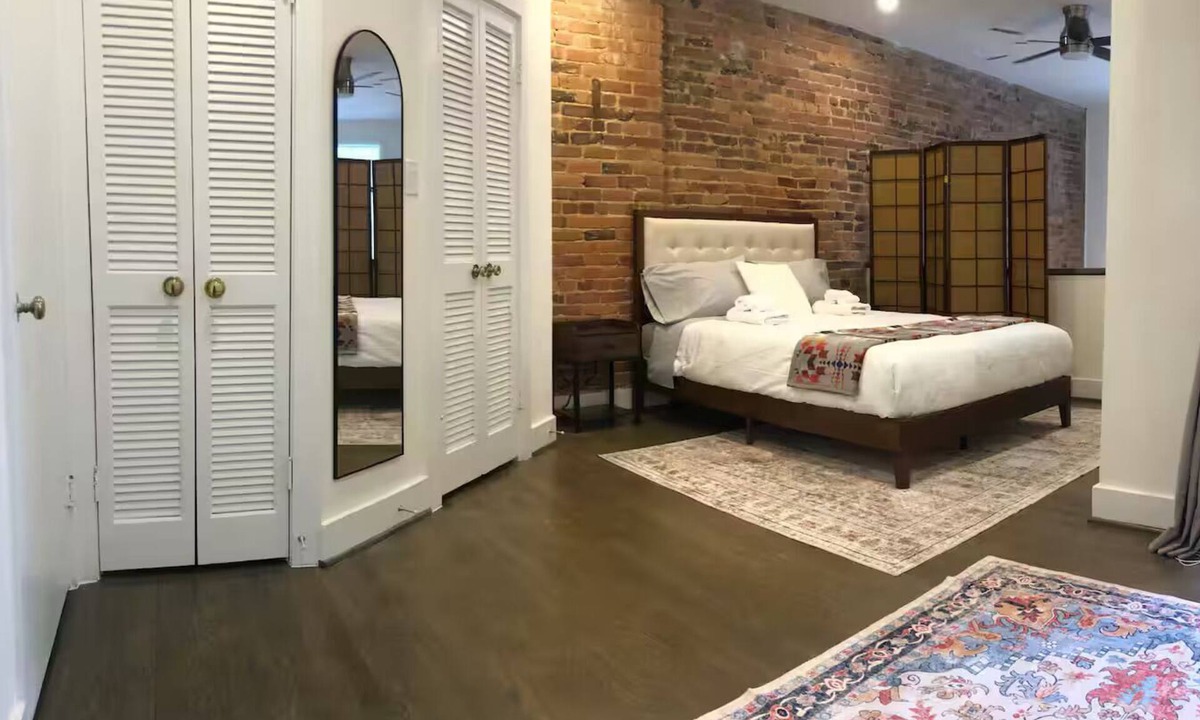 Mount Pleasant Apartment | Mt Pleasant Retreat with Parking - 1200 Sqft, 2BR/2Qeen Beds, Walk to Metro, Zoo