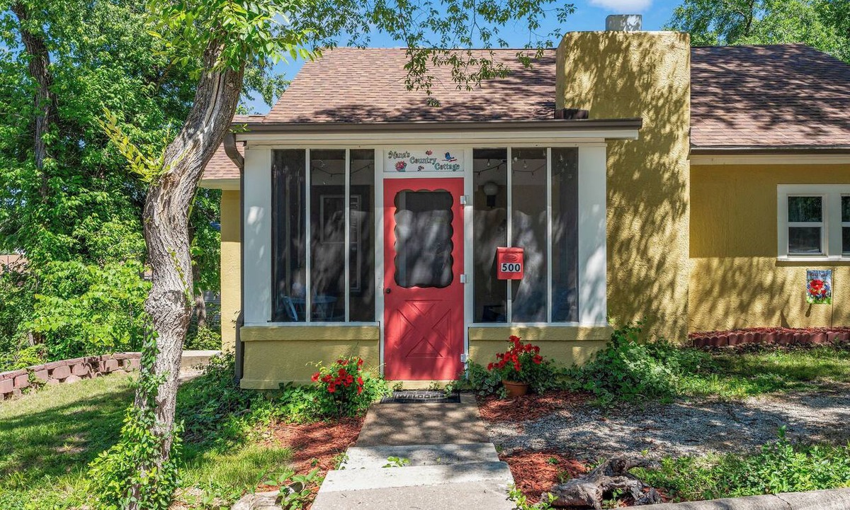 Downtown Branson Cottage | Nana's Cottage! Downtown Branson! Walk to Landing! Pet-friendly! Vintage vibe!