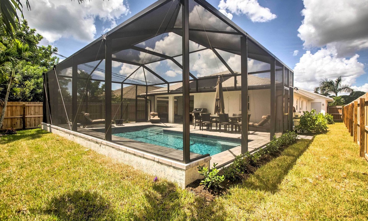 Naples Park Cottage | Naples Home w/Lanai & Pool Near Vanderbilt Beach!