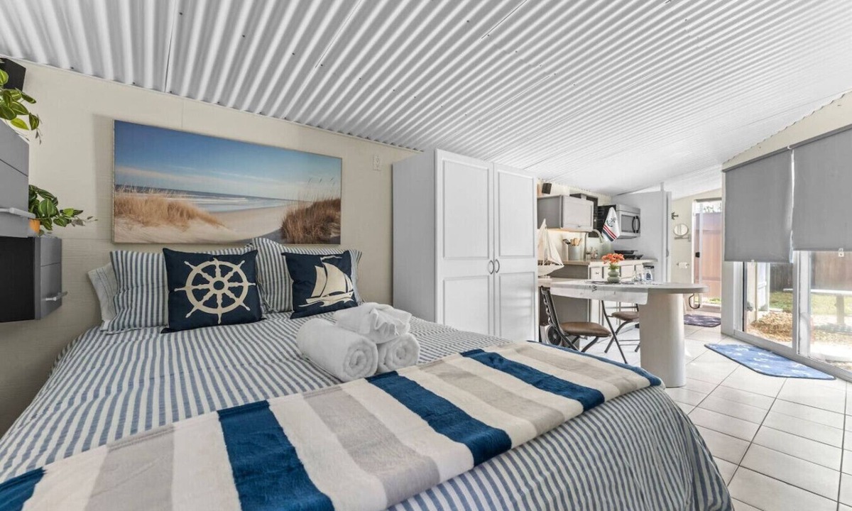 Ridge Wood Heights Apartment | Nautical Sarasota Retreat w/Putting Green & Outdoor Shower