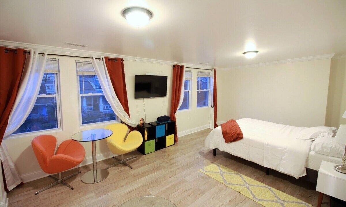 Mount Rainier Bed & Breakfast | NE 1 Bedroom Style & Comfort Minutes to DC