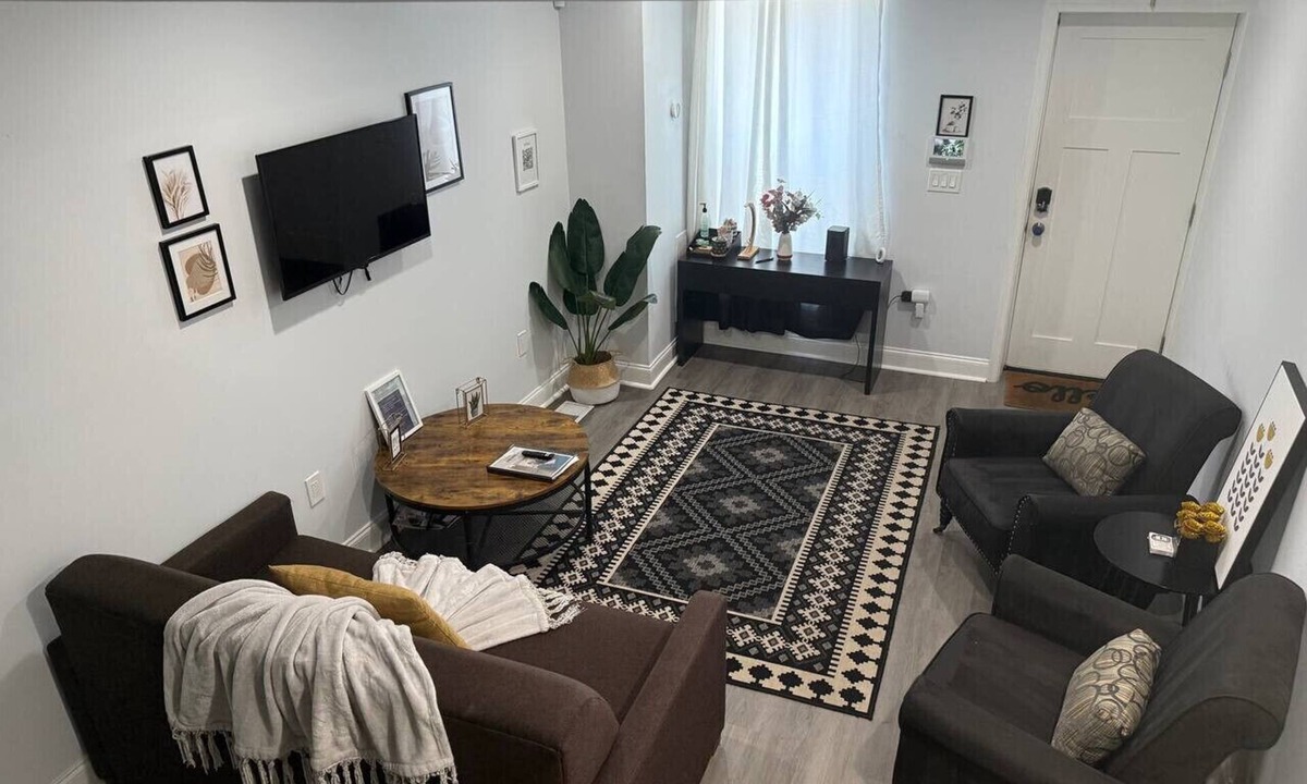 Downtown Baltimore Villa | Near John Hopkins/CFG Arena/Convention Center 4brm