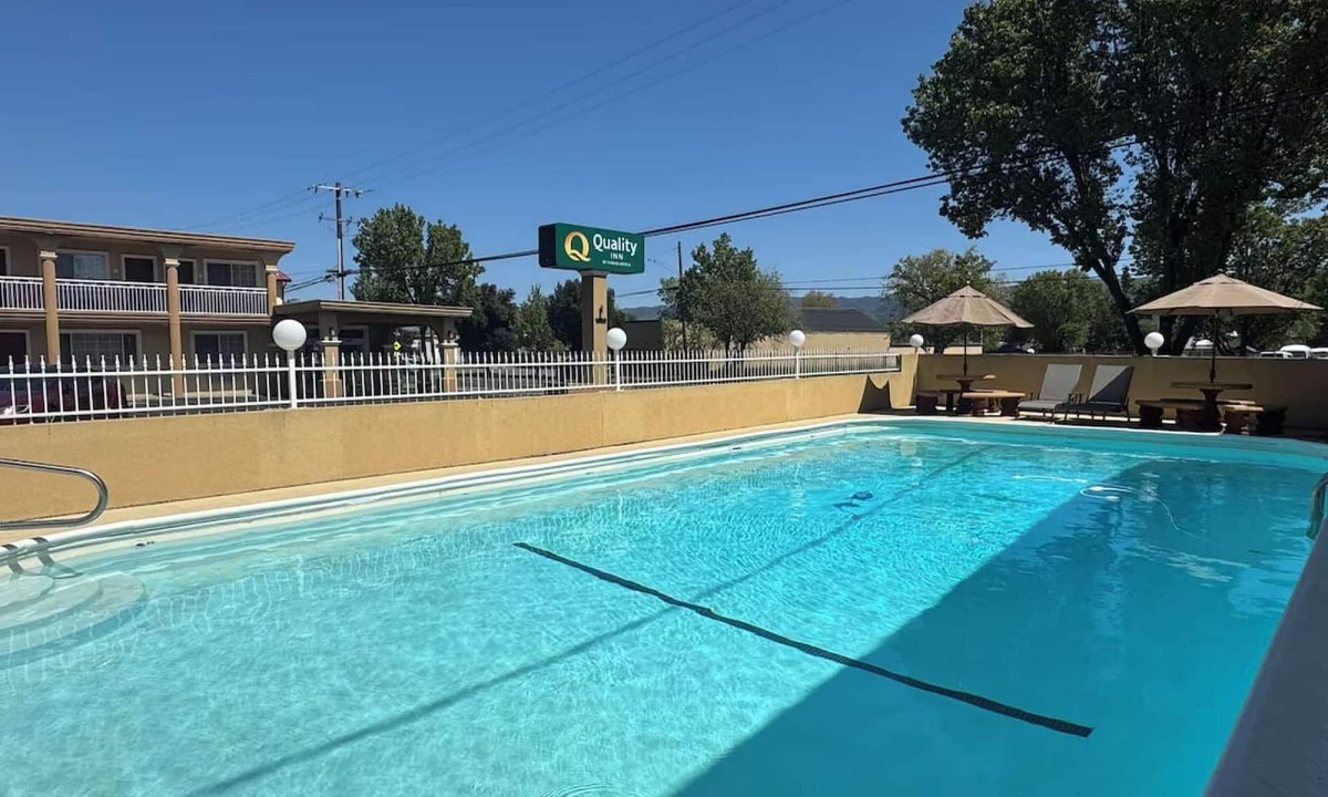 Ukiah Hotel | Near Nelson Family Vineyards + Breakfast. Pool.