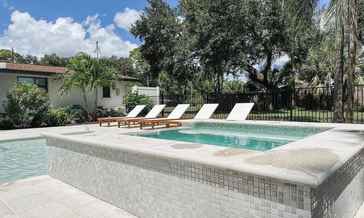 Gulf Gate Estates Cottage | Near Siesta Key with Private Pickleball Court and Heated Saltwater Pool with Spa