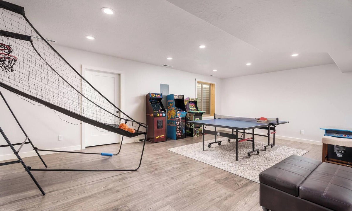 Apple Valley House | Near Zion - Mountain views + Trails - Great for large groupsnEquine friendly