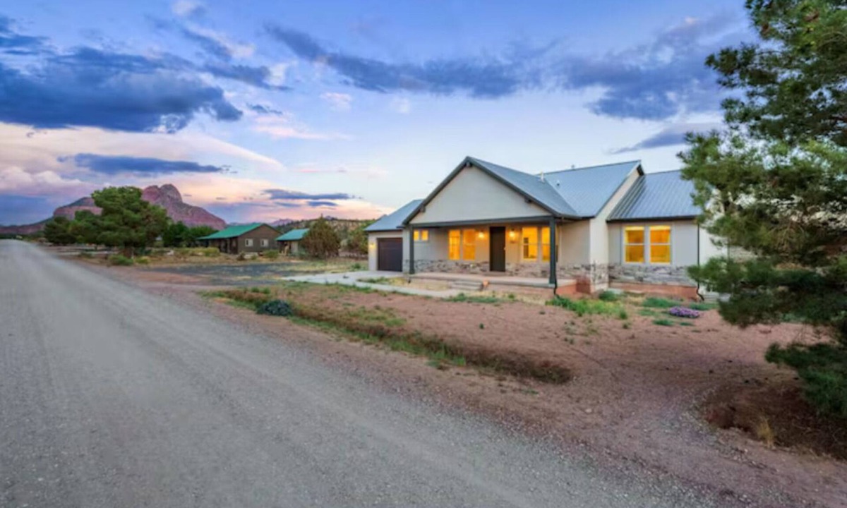Apple Valley House | Near Zion - Mountain views + Trails