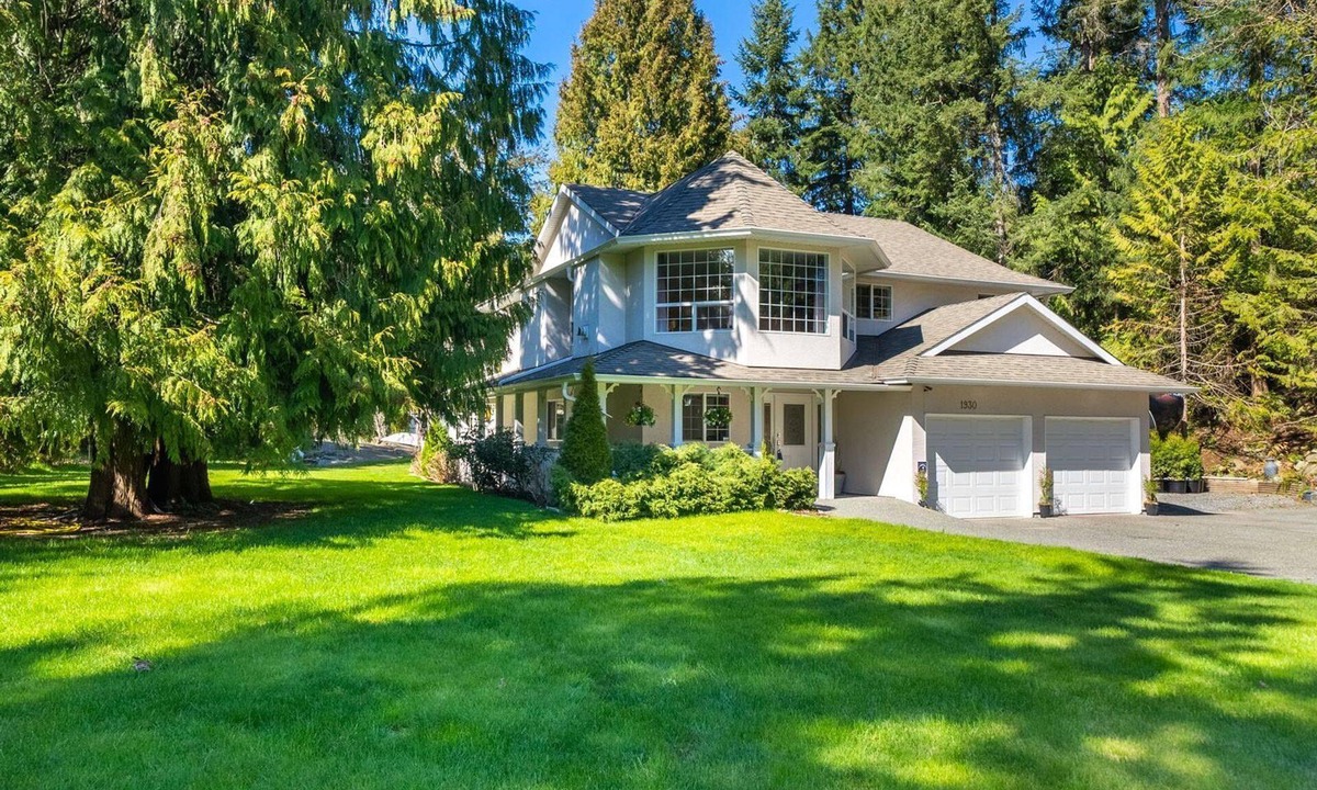 Regional District of Nanaimo House | Nesting Ravens private suite on Acreage,