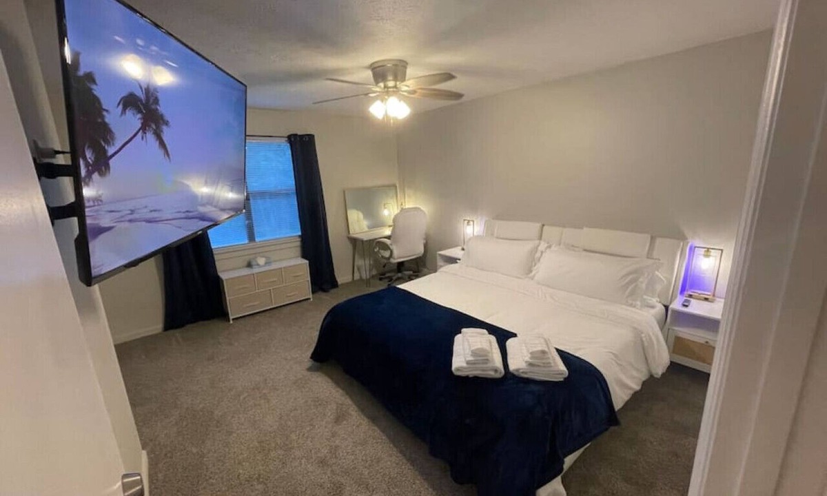 Commerce Apartment | NEW! 2 King Beds, 86` RokuTV, LED Headrests & Grill