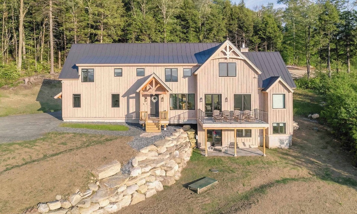 Stratton Mountain House | New 4-BR Luxury Home 6 Min from Stratton w/hot tub