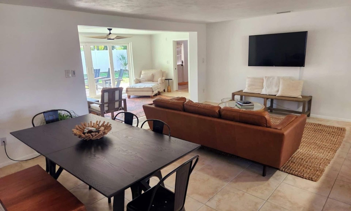 Gulf Gate Estates House | NEW Coastal comfort, 3 bedroom, minutes from beach, walk to local restaurants