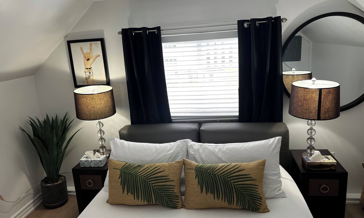 Downtown Apartment | NEW LOFT NEAR NIAGARA FALLS, WINERIES, FREE PARKING, WI-FI, NETFLIX, VERY CLEAN