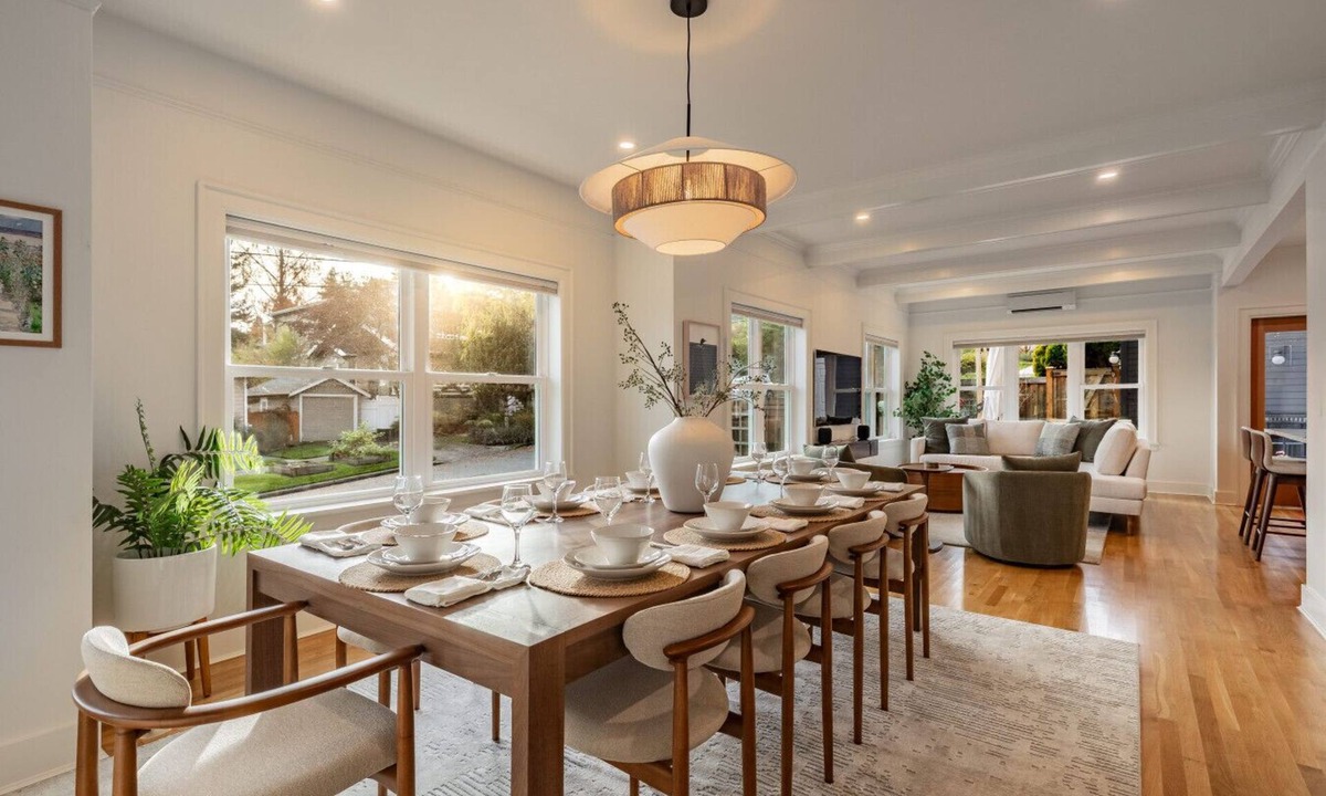 Phinney Ridge House | NEW Phinney Ridge Luxury Retreat | Gym+Game Room