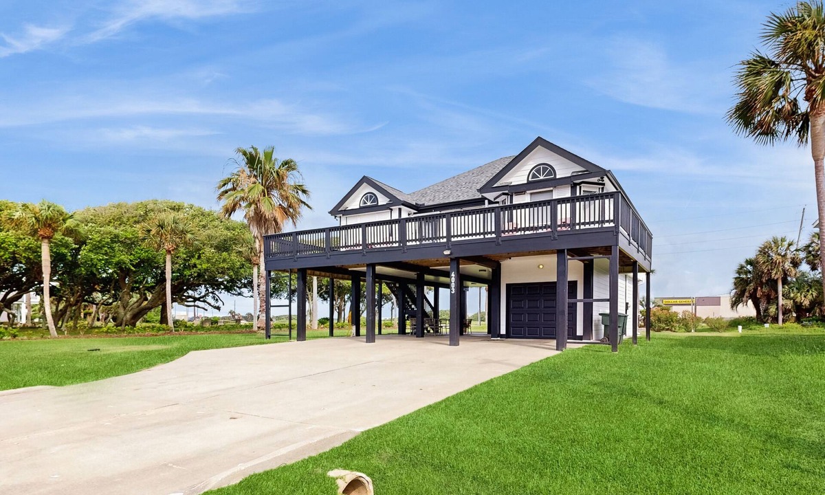 Pirates Beach West House | New Pirates Beach Home "Mimosa Manor" | Large Deck & Grill | Walk to Gulf