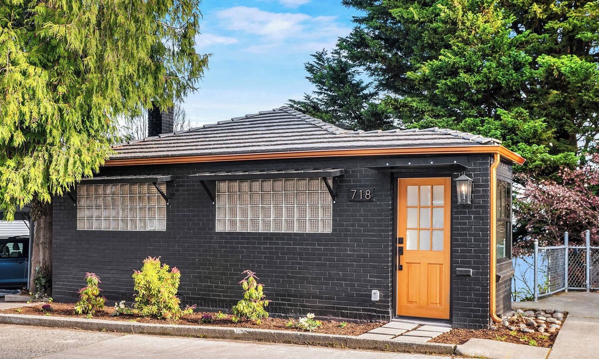 East Queen Anne House | NEW ~ Queen Anne City Escape - 1 bed, 1.5 bath, dog friendly, 1 parking space