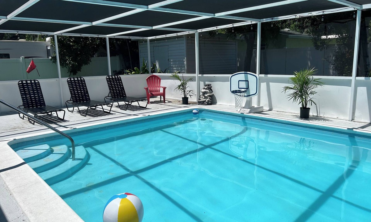 Bayou Oaks House | NEW Remodeled Pool Home w/Mini Golf By Downtown