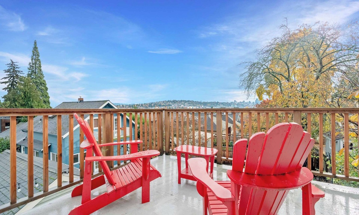 Wallingford House | NEW ~ Walk to Lake ~ AC ~ Coffee Heaven ~ Fam Friendly
