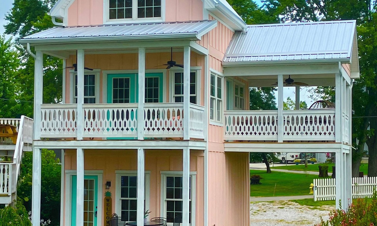 Buckeye Lake Ski Chalet | Newer Buckeye Lake waterfront chalet