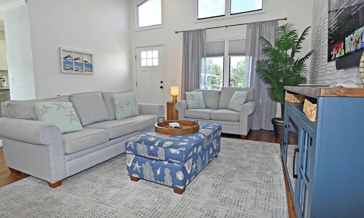 Crescent Beach Villa | Newly Renovated 2BR Villa l Pool Access l Close to Beach