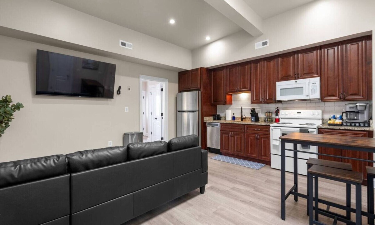 Trinidad Hotel | Newly Renovated Condo+2 BR+ Street Parking