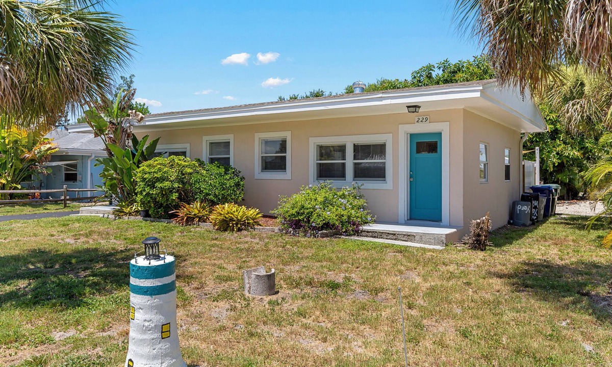 Laurel Cottage | NOKOMIS BEACH BUNGALOW 229 15 mins walk to the beach