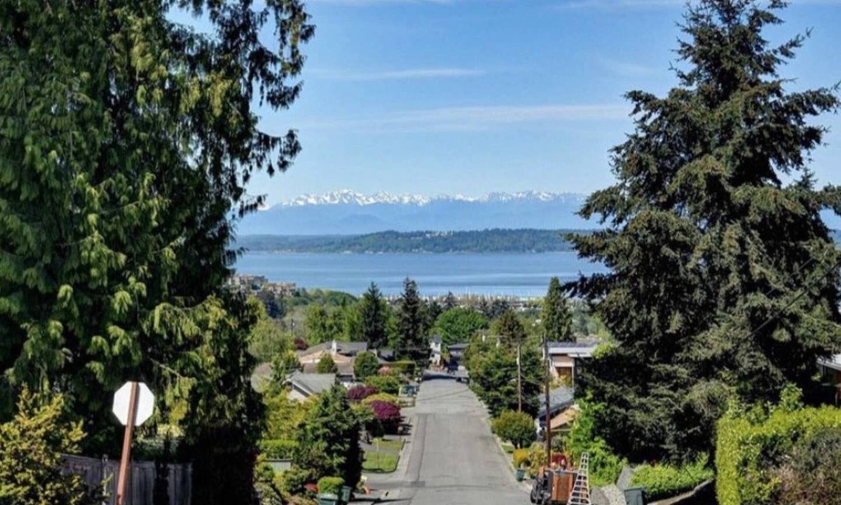 Pine Park Neighborhood Apartment | NON SMOKING Private Suite in Edmonds Bowl w Sound view.