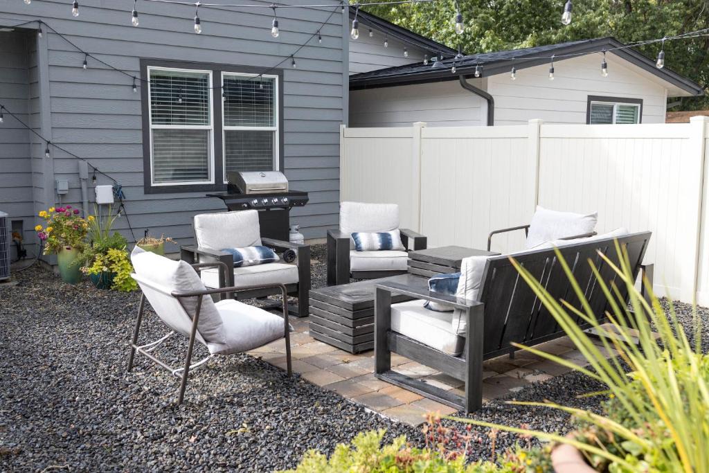 Sunset House | North End blue -Hot Tub - Fire Pit - E Bikes -4 BR