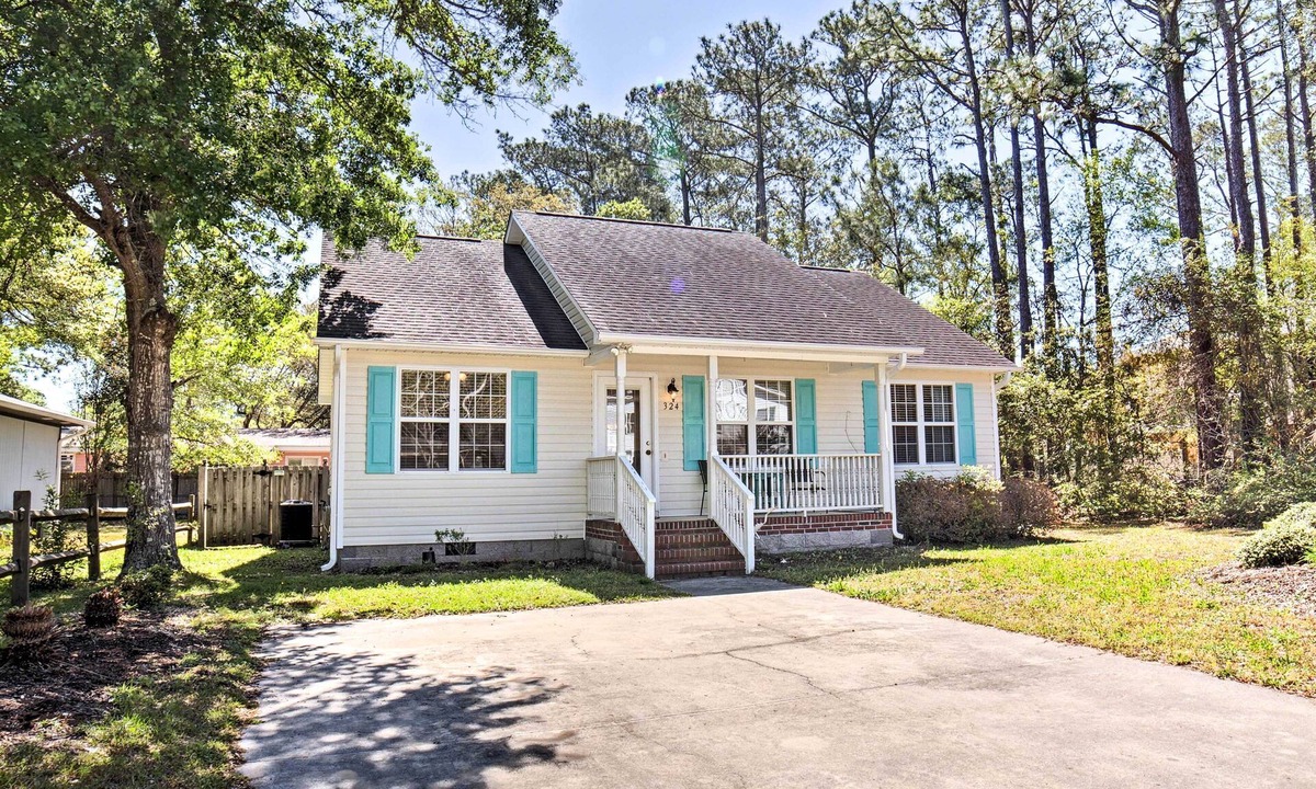 Tranquil Harbour Cottage | Oak Island Cottage - Walk to Beach & Intracoastal!