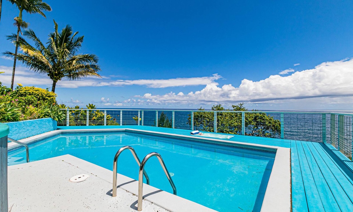 Paukaa House | Oceanfront in Hilo Hale Kai Suites - Moana Room - King Bed, Private Bathroom