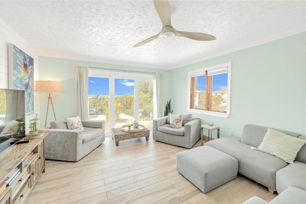 Siesta Key Apartment | Oceanview Penthouse, in VIllage, 30-steps to Best Beach, Tiki-Bar, Free Bikes and Paddle-boards!