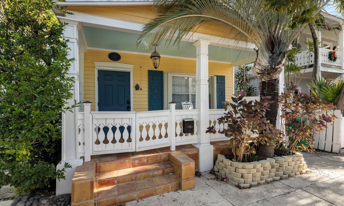 Old Town Cottage | Old Town Elegance Island Breezes and Poolside Bliss