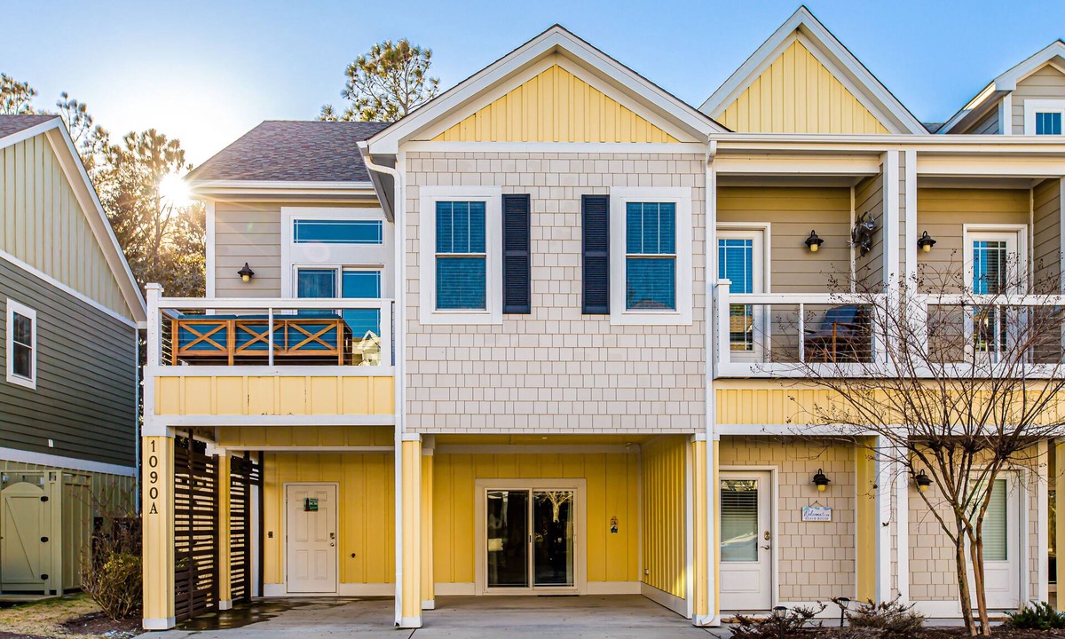 Corolla Light Villa | Only 1 week left!Historic Corolla w great location 2sound&ocean, shopping&eats!
