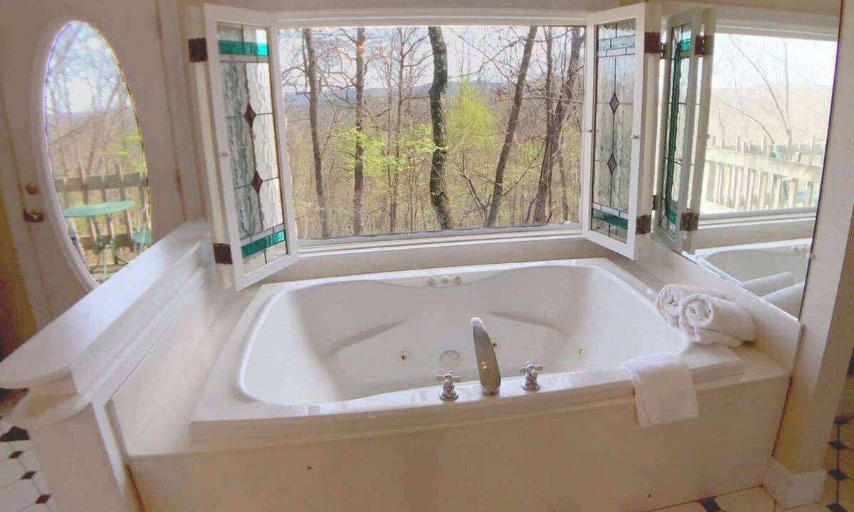 Eureka Springs Cabin | Ozark Spring Cabin 06 Spring Haven, King, Spa Tub
