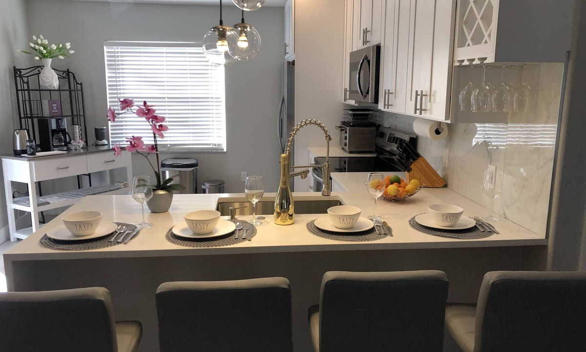 South Venice Villa | Peaceful bright home minutes from the beach