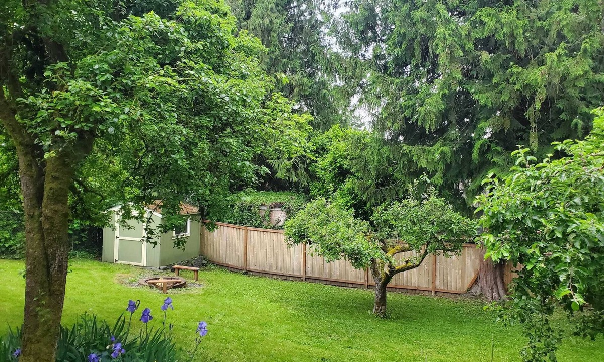 Cedar Heights Cottage | Peaceful City Retreat for Family & Groups, 3 parking, pet welcome