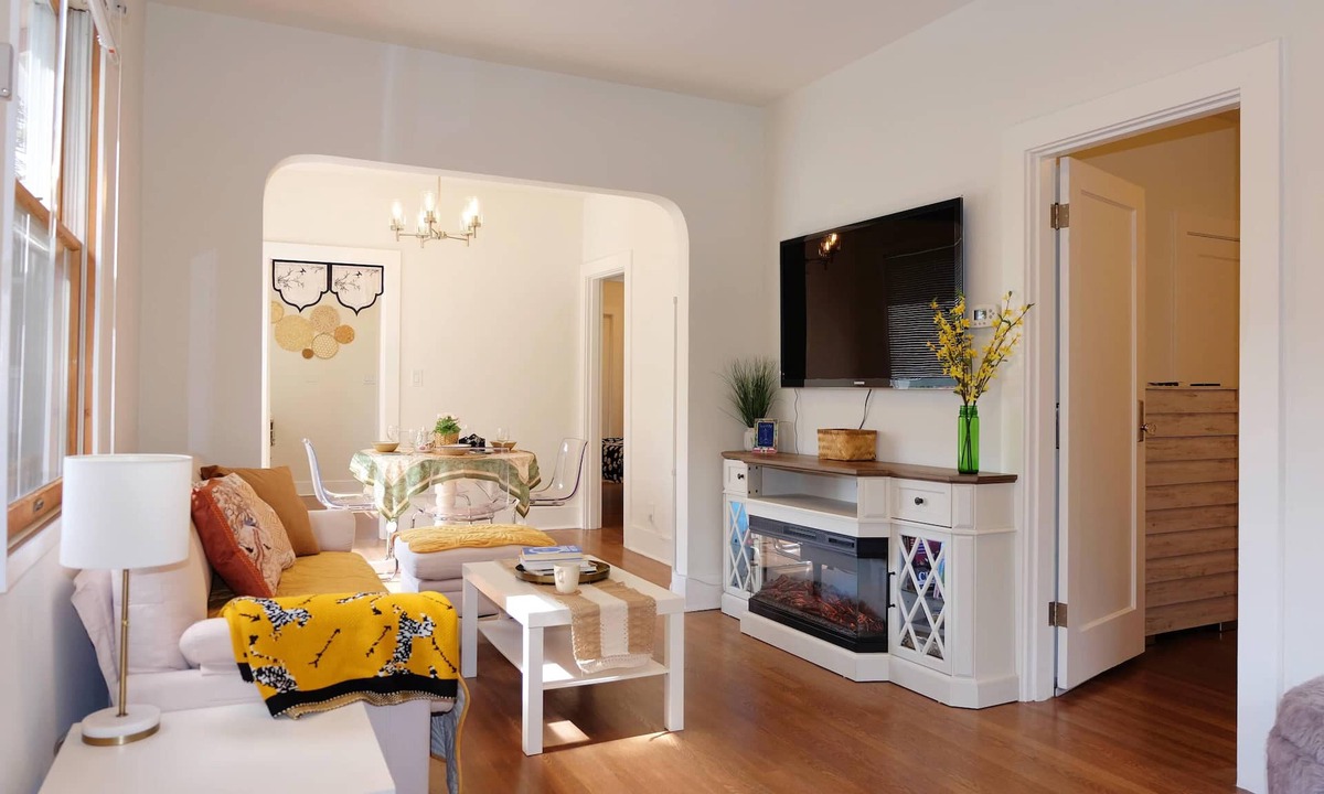 Ravenna House | Peaceful Home near UW w/fast wifi, free parking, stocked kitchen, & w/d