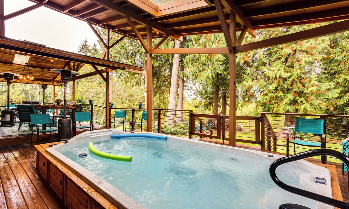 Maple Heights-Lake Desire Cottage | Peaceful Renton Retreat w/Hot Tub Access!