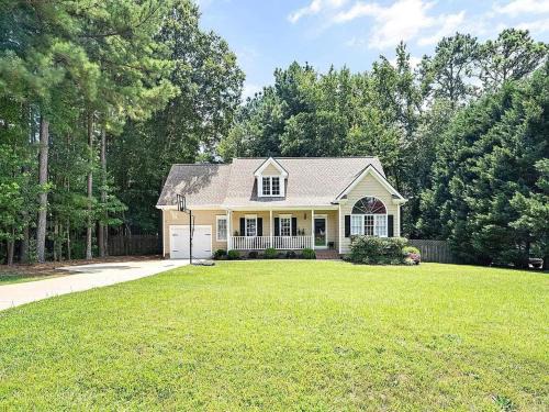 Apex House | Peaceful Retreat with Large Garden in Summer Oaks