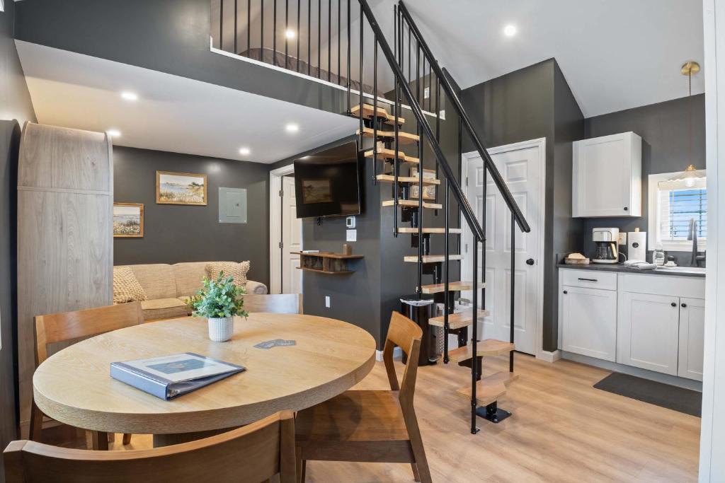 Hampton House | Pelican Cliff Cottage - Tiny Home at Hampton Beach