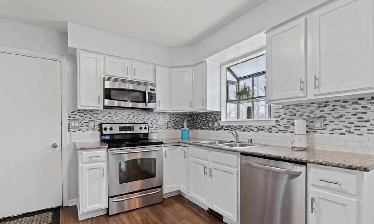 Stafford House | Perfect 6-bedroom house with AC in charming Stafford