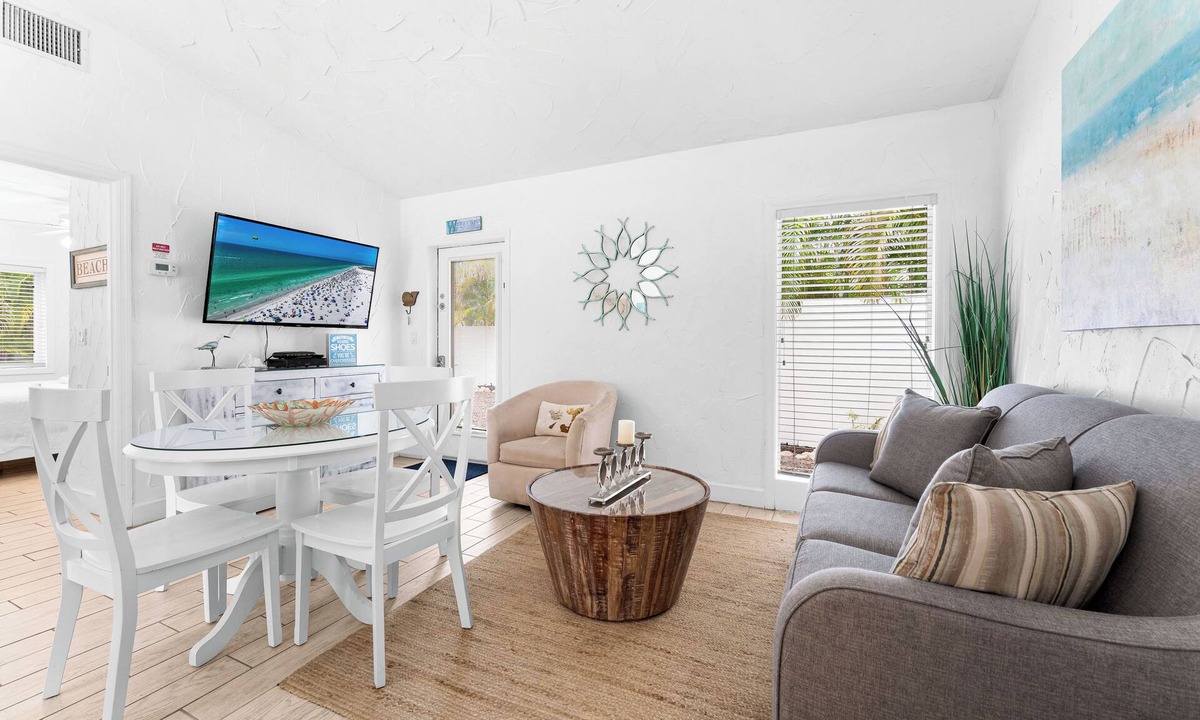 Siesta Key Villa | Perfect Getaway Villa with 2 bedrooms/2 baths, quick walk to the beach!